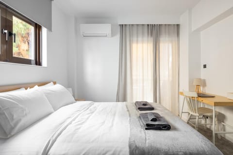 Bed, Bedroom, towels, air conditioner