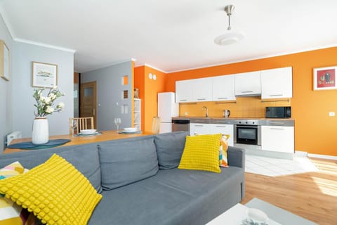 Kitchen or kitchenette, Living room, Seating area, Dining area
