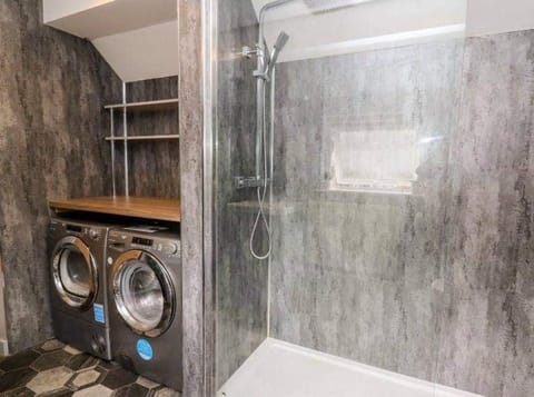 Shower, Bathroom, washing machine, dryer