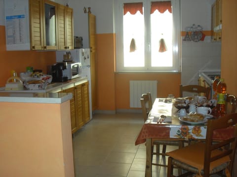 Kitchen or kitchenette, Food and drinks, Dining area, Italian breakfast