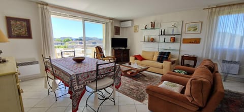 Communal lounge/ TV room, TV and multimedia, Living room, Seating area, Dining area