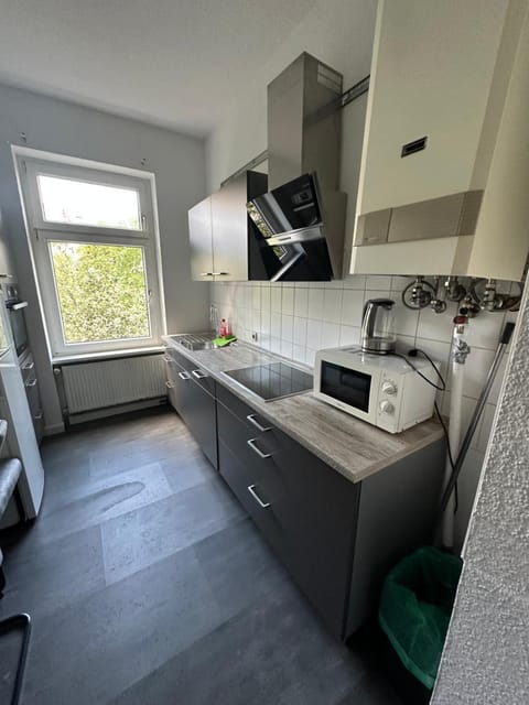 Kitchen or kitchenette, dishwasher, stove