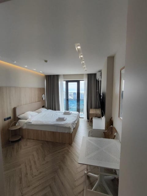 Bed, Photo of the whole room, Seating area, Bedroom