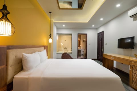 Bed, TV and multimedia, Photo of the whole room