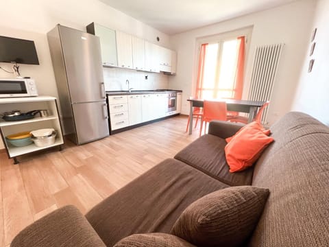 TV and multimedia, Kitchen or kitchenette, Living room, Seating area, Dining area