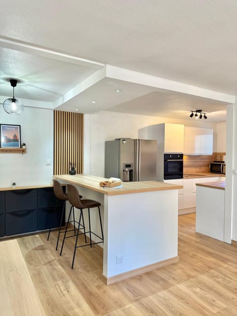 Kitchen or kitchenette, minibar
