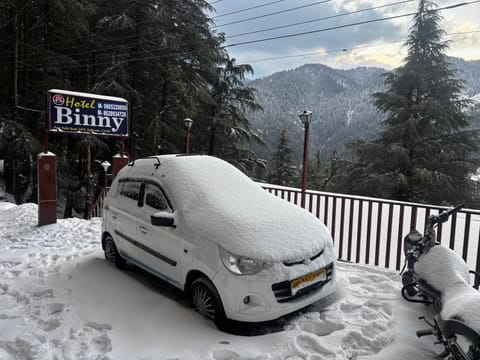 Natural landscape, Winter, Mountain view, Parking