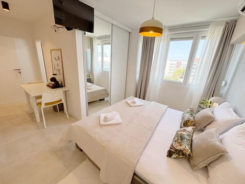 Bed, TV and multimedia, Photo of the whole room, Bedroom