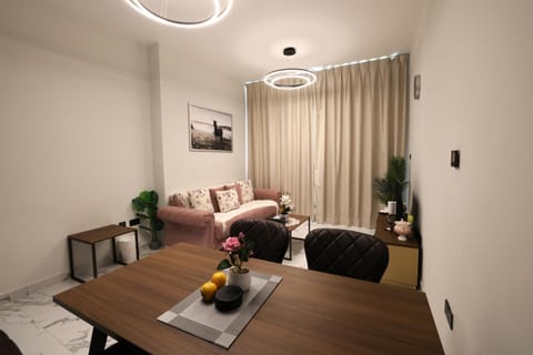 TV and multimedia, Living room, Photo of the whole room, Seating area, Dining area