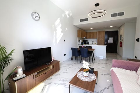 TV and multimedia, Kitchen or kitchenette, Living room, Seating area, Dining area