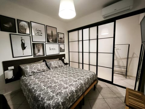 Bed, Photo of the whole room, Bedroom, air conditioner