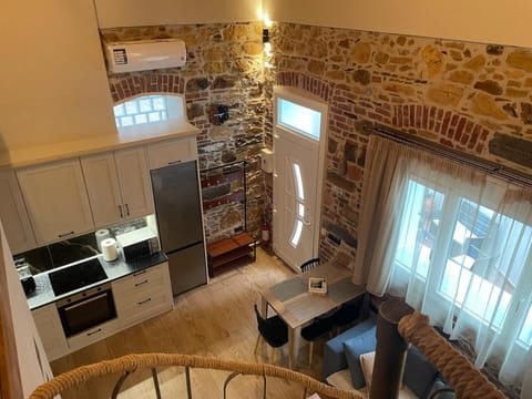 Kitchen or kitchenette, Seating area