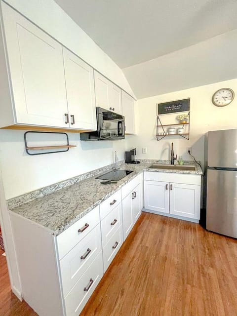 Cozy Tiny House Ideal for a Couples Retreat in Lake Hills, Texas House in Lakehills