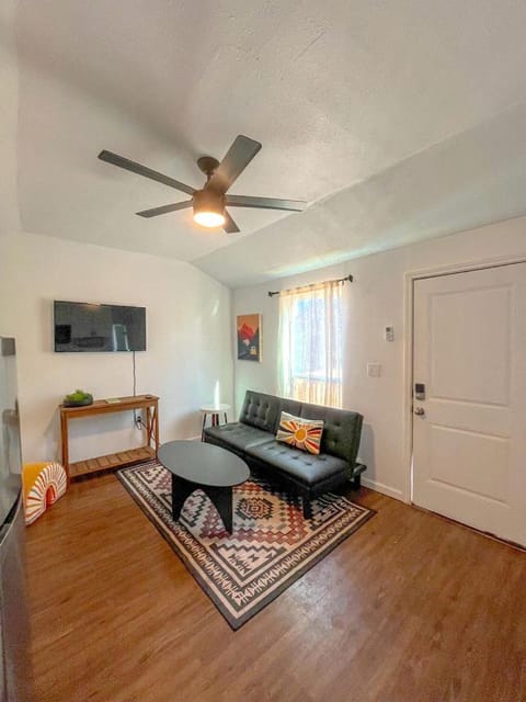 Cozy Tiny House Ideal for a Couples Retreat in Lake Hills, Texas House in Lakehills