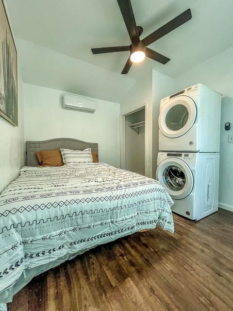 Cozy Tiny House Ideal for a Couples Retreat in Lake Hills, Texas House in Lakehills