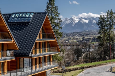 Property building, Day, Neighbourhood, Natural landscape, Mountain view