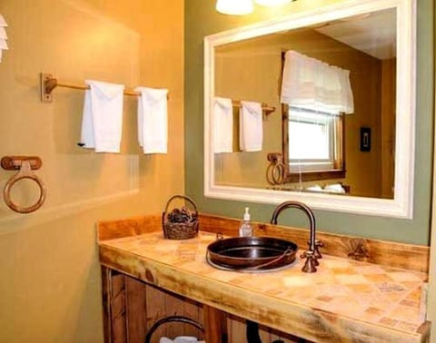 Cabin Rental with a Hot Tub near the Nantahala River, North Carolina Cabin in Cheoah