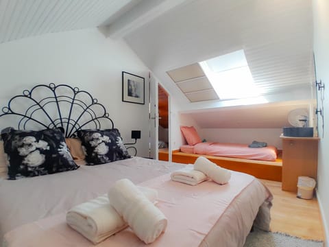 Bed, Photo of the whole room, Bedroom, towels