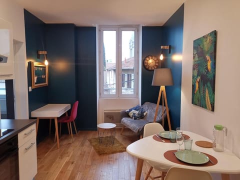 Seating area, Dining area