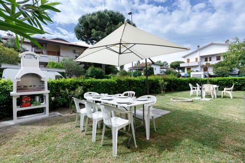 Property building, Patio, Spring, Day, Natural landscape, Garden, Dining area, Garden view