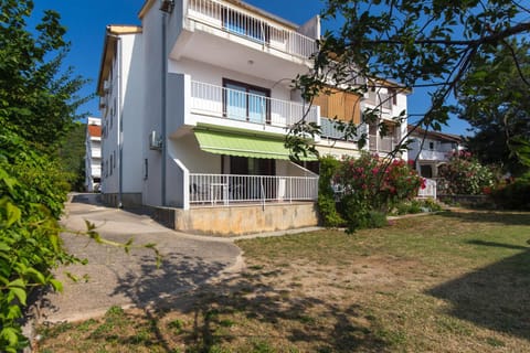 Property building, Day, Neighbourhood, Garden view, Street view