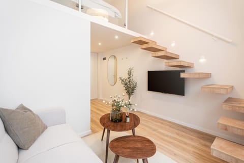 Property building, TV and multimedia, Living room, Decorative detail, Seating area, internet