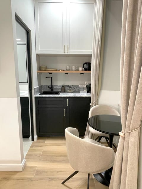 Kitchen or kitchenette, Seating area, Dining area