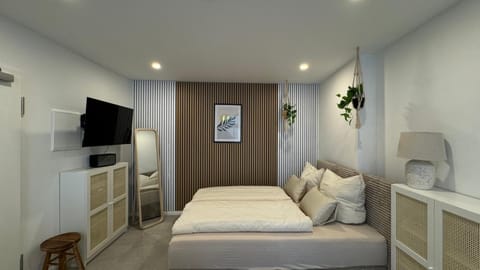 Bed, TV and multimedia, Photo of the whole room