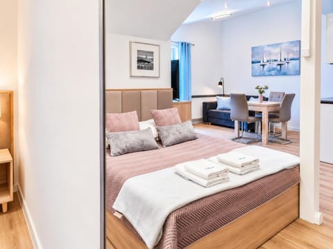 Bed, Photo of the whole room, Seating area, Dining area, towels