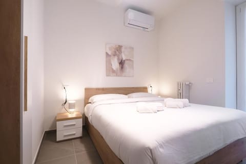 Bed, Photo of the whole room, Bedroom, air conditioner