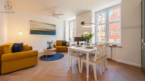 Bed, TV and multimedia, View (from property/room), Living room, Photo of the whole room, Seating area, Dining area, City view