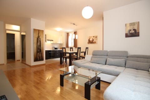 Coffee/tea facilities, Kitchen or kitchenette, Living room, Seating area, Dining area