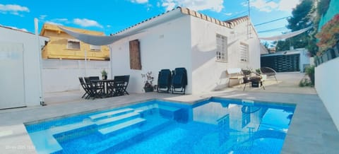 Property building, Off site, Dining area, Swimming pool, sunbed
