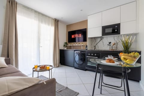 Coffee/tea facilities, Living room, Seating area, Dining area, oven, stove