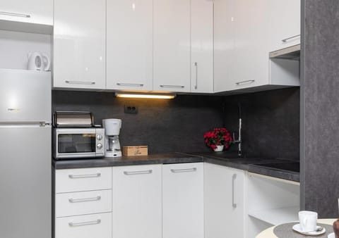 Coffee/tea facilities, Kitchen or kitchenette, oven, stove