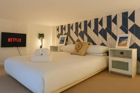 Bed, TV and multimedia, Photo of the whole room, Bedroom