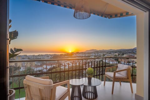 Natural landscape, View (from property/room), Balcony/Terrace, Seating area, Dining area, Mountain view, Sea view, Sunrise, Sunset