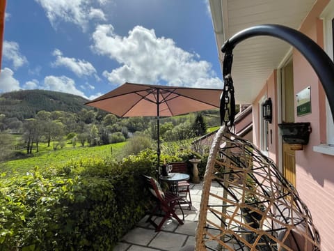 Patio, Patio, Natural landscape, Garden, Balcony/Terrace, Dining area, Garden view, Mountain view