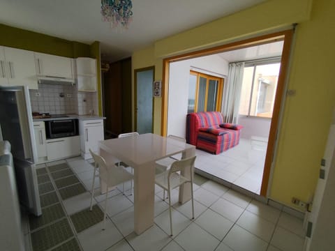 Seating area, dishwasher, stove