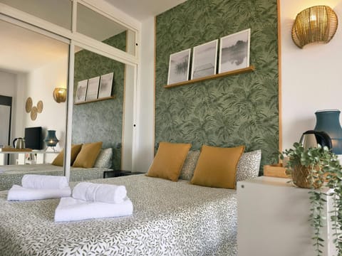 Bed, TV and multimedia, Living room, Photo of the whole room, Seating area, Bedroom, towels