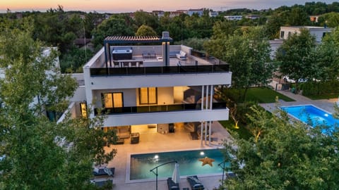 Property building, Garden, Balcony/Terrace, Seating area, Swimming pool