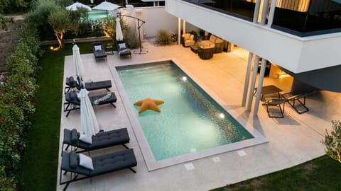 Property building, Garden, Balcony/Terrace, Seating area, Swimming pool