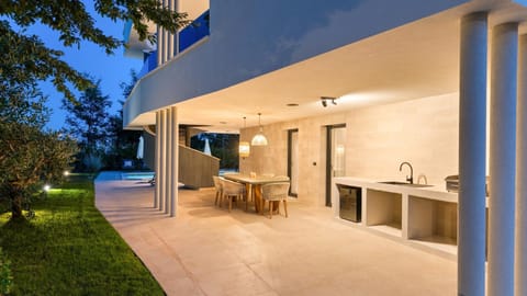 Property building, BBQ facilities, Garden, Balcony/Terrace, Seating area, Swimming pool