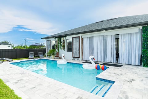 Day, Garden, Garden view, Pool view, Swimming pool, sunbed