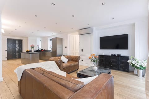 Gatsby Chic & Elegance & Billiards & Fitness & Luxury Apartment in Cannes