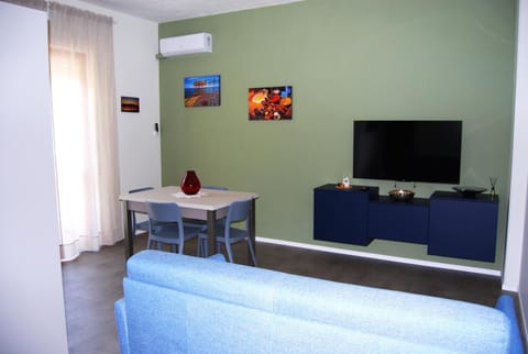 TV and multimedia, Seating area, Dining area, air conditioner