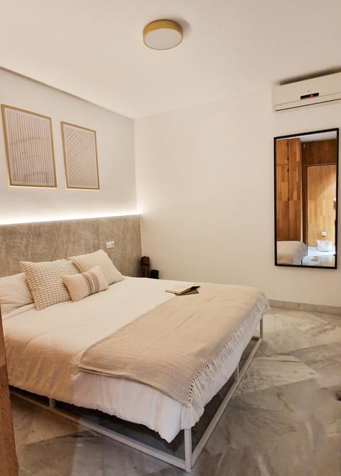 Bed, Photo of the whole room, Bedroom, air conditioner