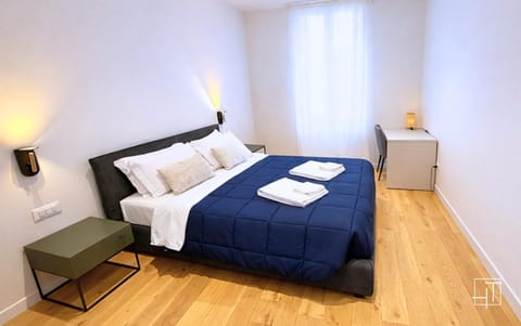 Bed, Night, Photo of the whole room, Seating area, Bedroom, towels