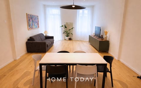 Day, TV and multimedia, Living room, Photo of the whole room, Seating area, Dining area, Time of day