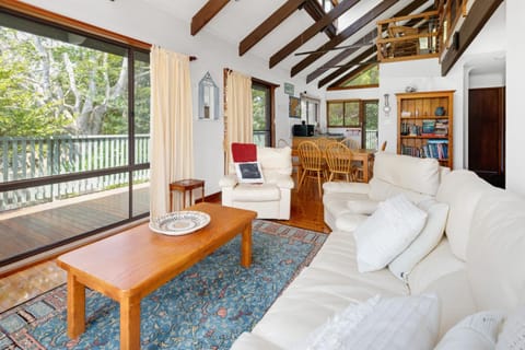 TV and multimedia, Kitchen or kitchenette, Living room, Seating area, Dining area